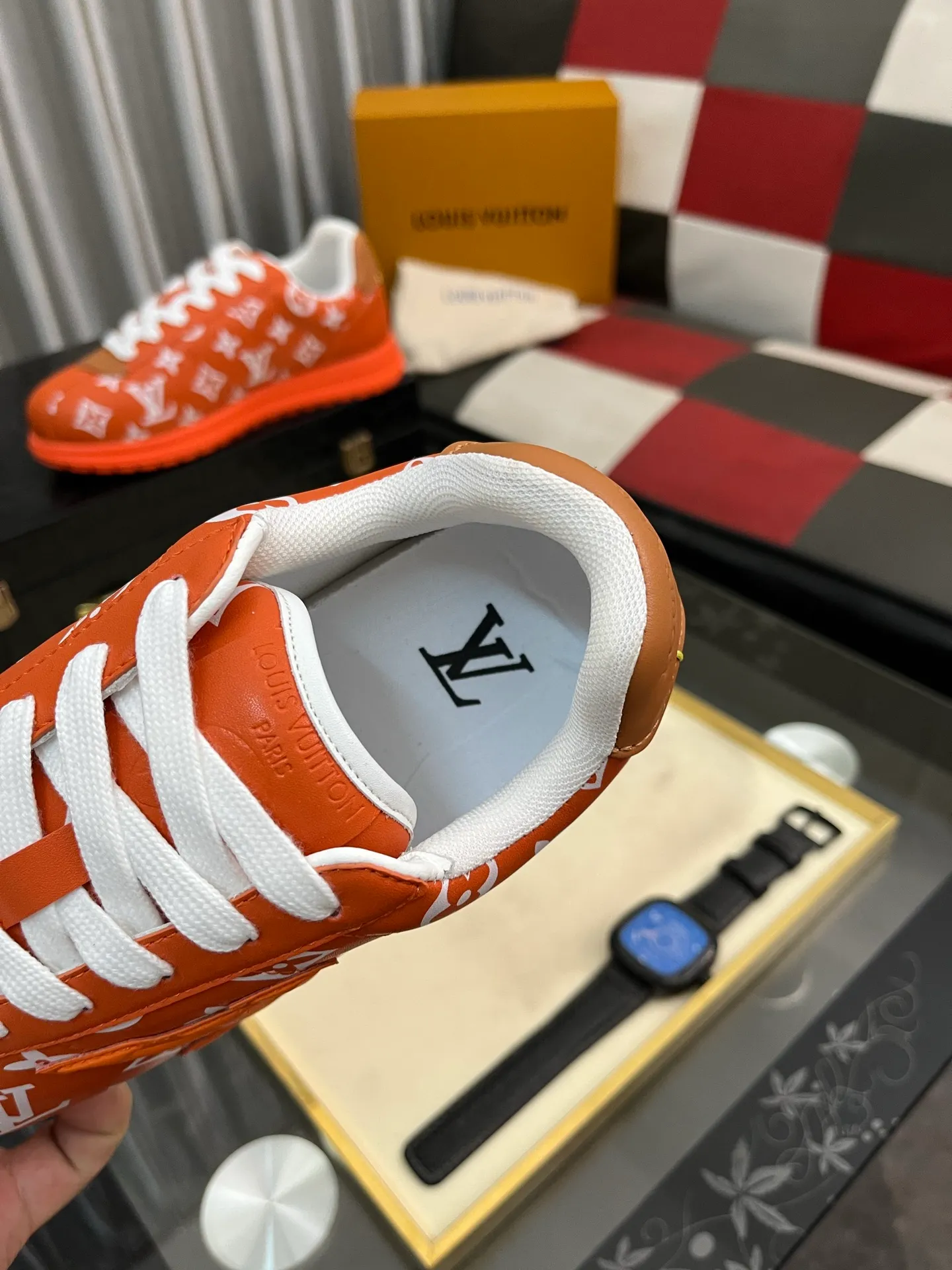 Men's shoes 💰700⌚️⌚️LV TARINE Louis Vuitton x Tyler joint model Donkey brand L family embossed couple style casual sneakers skate shoes original purchase and development This LV Trainer sneaker comes from the Louis Vuitton and Tyler collaboration series. The Monogram pattern and brand logo are transformed into nubuck calf leather embossing and side decoration respectively, witnessing the artist's creative interpretation of classic elements. The deep tones accentuate the complex upper, which requires hours of craftsmanship to complete. Exquisitely packaged at the delivery counter🛍📦 ▪️Fabrics: Original customized first-layer cowhide ▪️Inner lining: Original customized breathable mesh ▪️Outsole: Original open-molded two-color TPU combination outsole ▪️Sole thickness: 3CM ▪️Size: Women's 35-40 / Men's 38-46